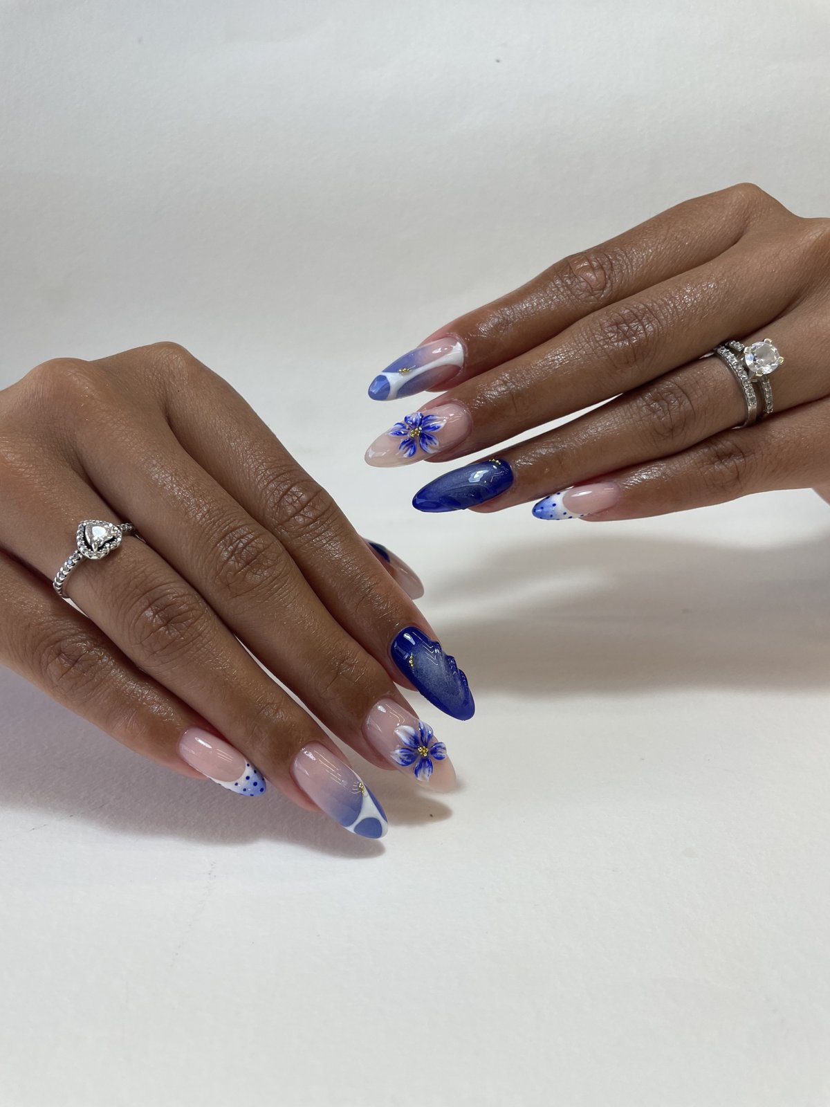 Nail art με μπλε marble και 3D λουλούδι, Nailverse Ηράκλειο