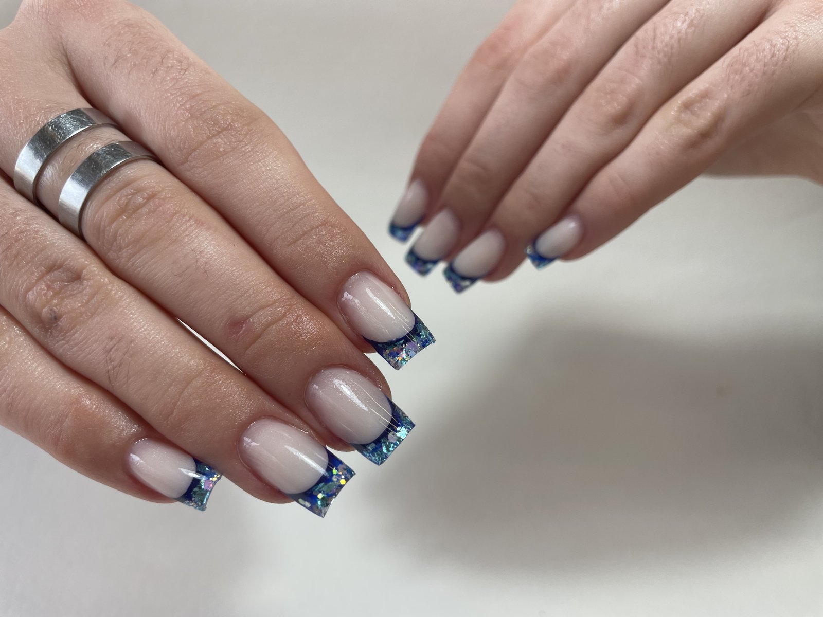 Γαλλικό με μπλε glitter tips, Nailverse Ηράκλειο