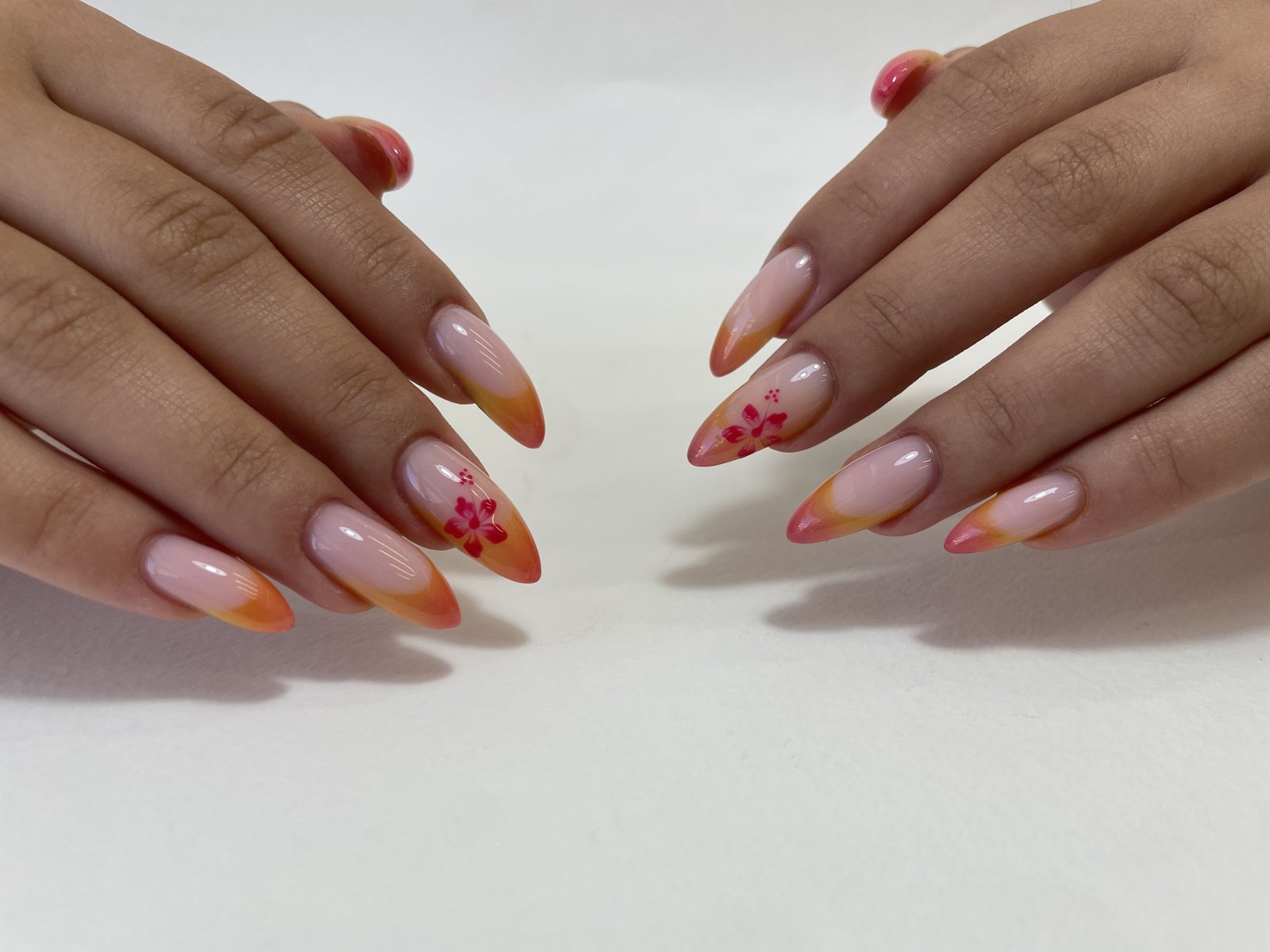 Almond νύχια με πορτοκαλί ombre και tropical λουλούδι, Nailverse Ηράκλειο